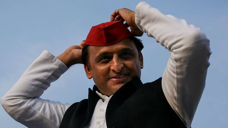 Akhilesh jumps over dynasty, gives UP new horizons; Alas, Rahul can do no such thing in Congress