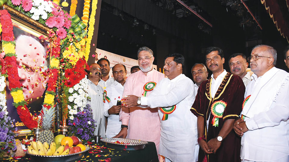 City celebrates 108th birth anniversary of former CM D. Devaraj Urs
