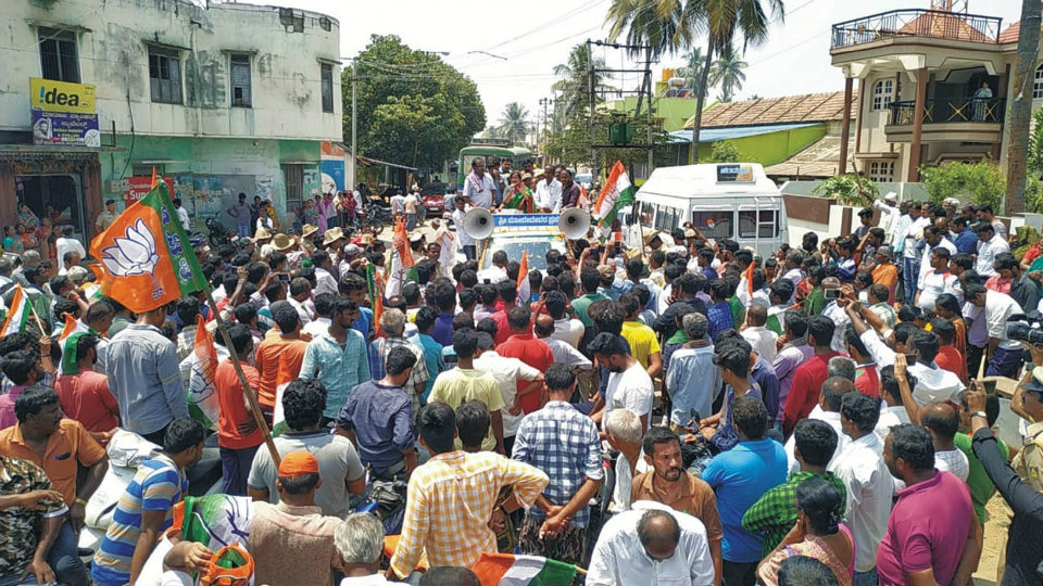Congress and BJP flags waved during Sumalatha’s campaign