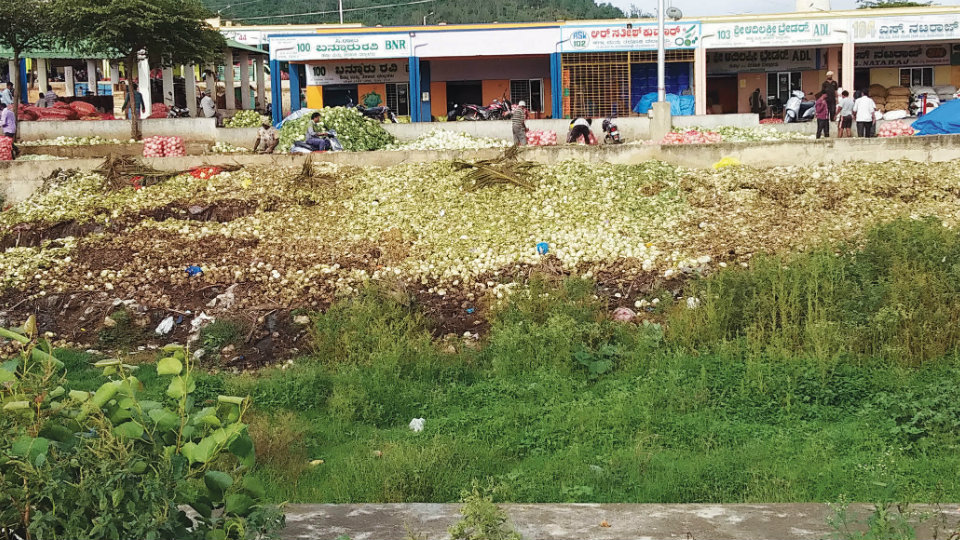 Bandipalya APMC Yard emanates unbearable stench