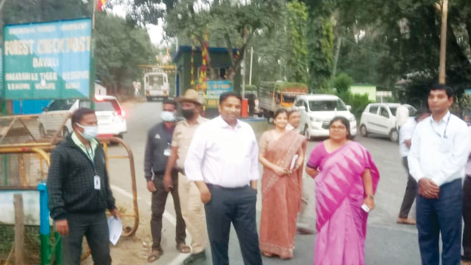 DC visits Bavali check-post amidst new COVID variant scare