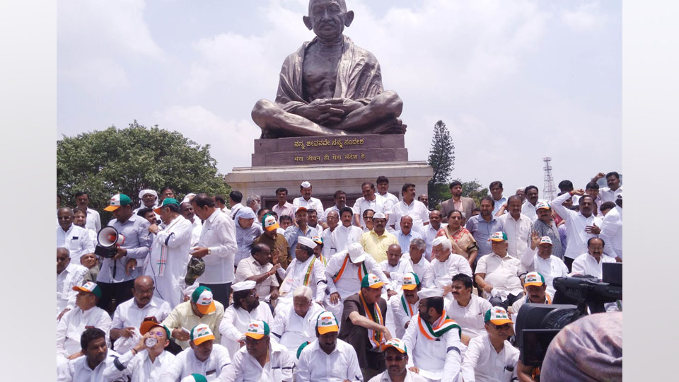 Congress, JD(S) protest in front of Gandhiji Statue in Bengaluru