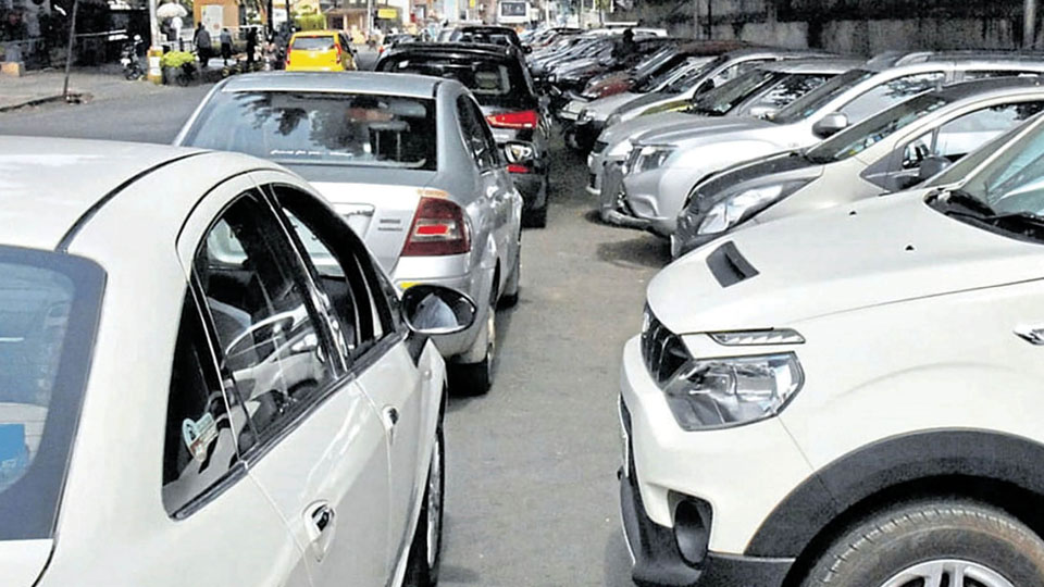Crackdown on vehicles parked on footpaths causing congestion: DCP