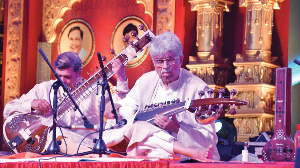Pt. Rajeev Taranath’s Sarod concert soothes audience at Mysore Palace