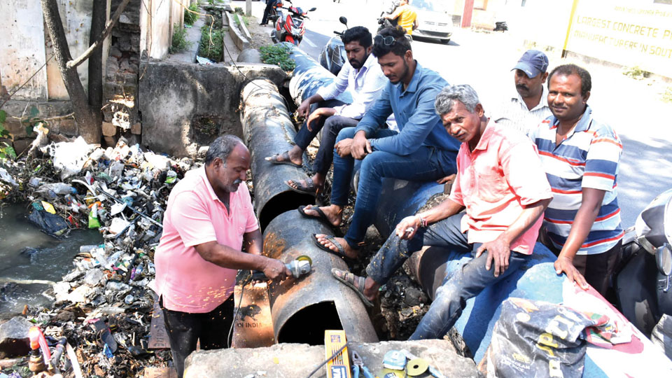 Works on to repair damaged water pipeline at Bamboo Bazaar