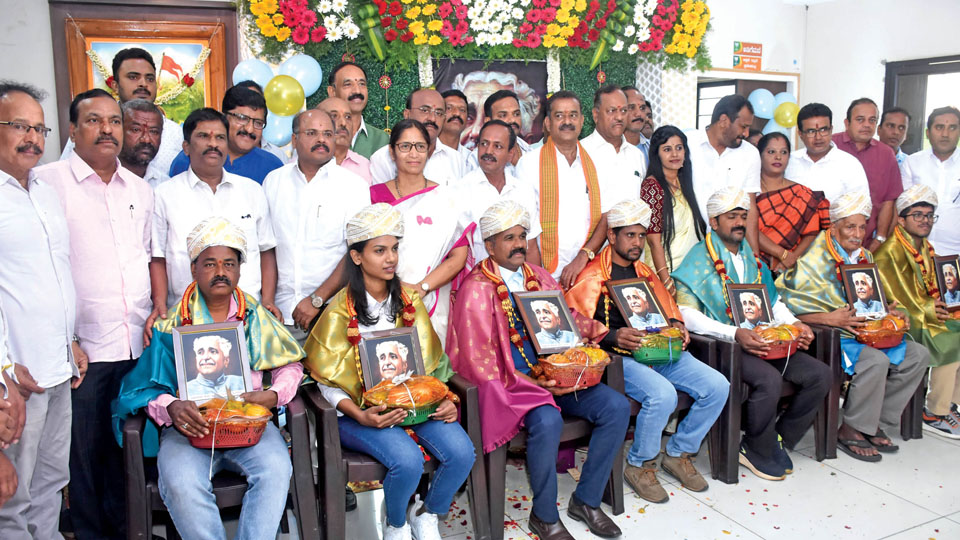 Felicitation to achievers marks Kuvempu Jayanti at BJP City Office
